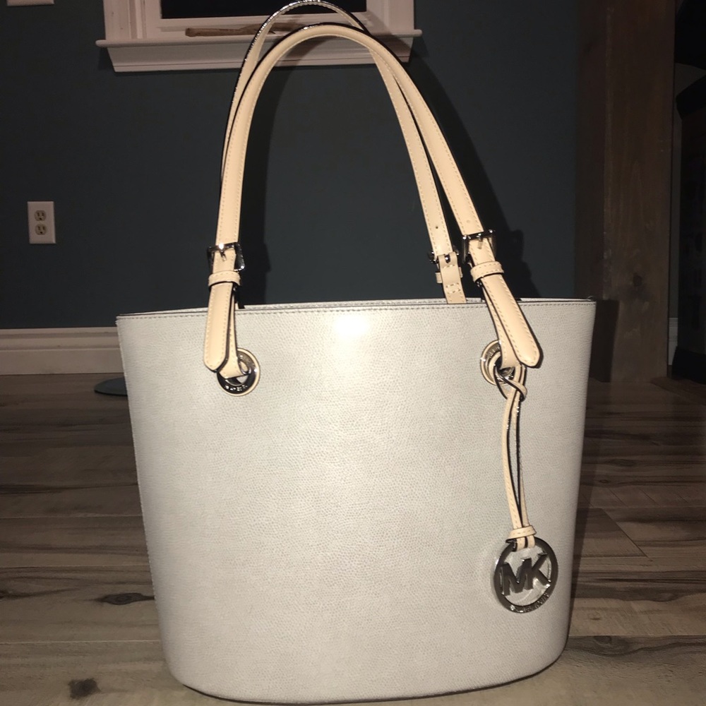 Michael kors bucket bag grey